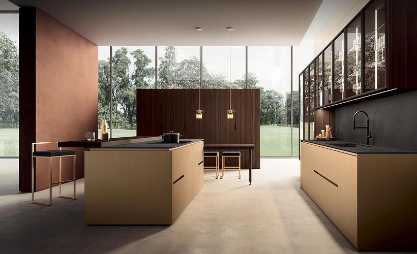 Cucina con isola effetto bronzo, colonne in legno scuro e parete color terracotta