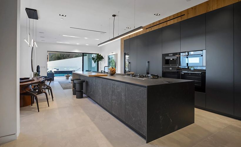 Isola nera con piano snack in rovere