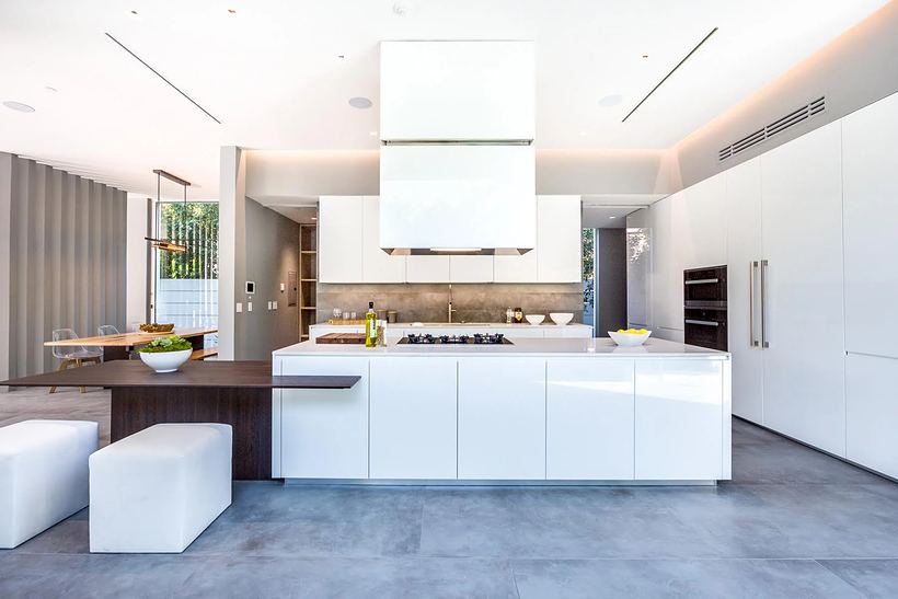 Cucina bianca lucida con cappa a soffitto