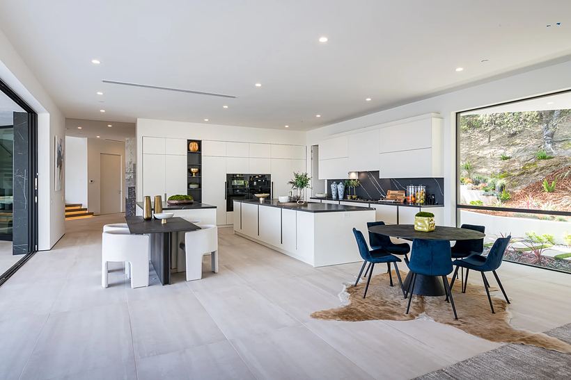 Cucina bianca in un open space